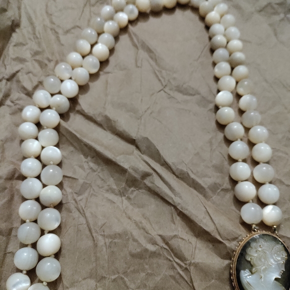 Cameo Pendant Necklace Vintage Mother of Pearl Polished Bead Double strand - Picture 6 of 14